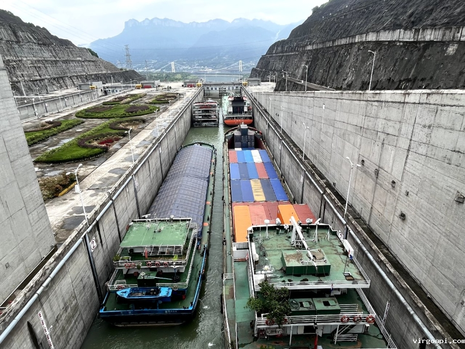 2022年国庆期间长江三峡枢纽通过百万吨货物
