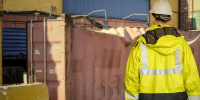 有什么原因导致海运集装箱运输途中损坏?